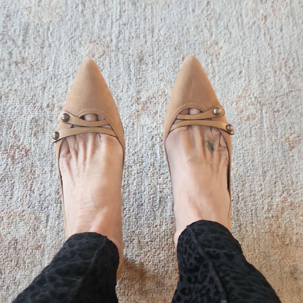 Chic Cole Haan Tan Suede Women's Kitten Heel Pump.